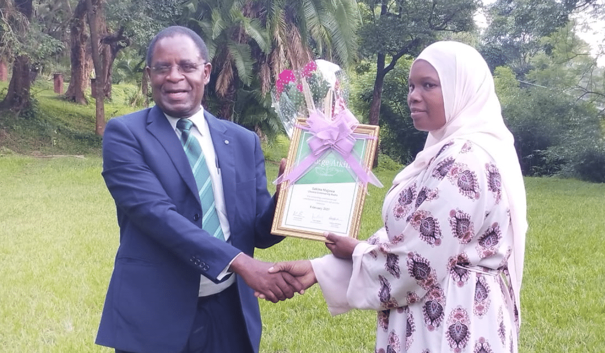 Sakina Majawa recieving an award from Patrick Mphaka of Farm Radio International in Malawi
