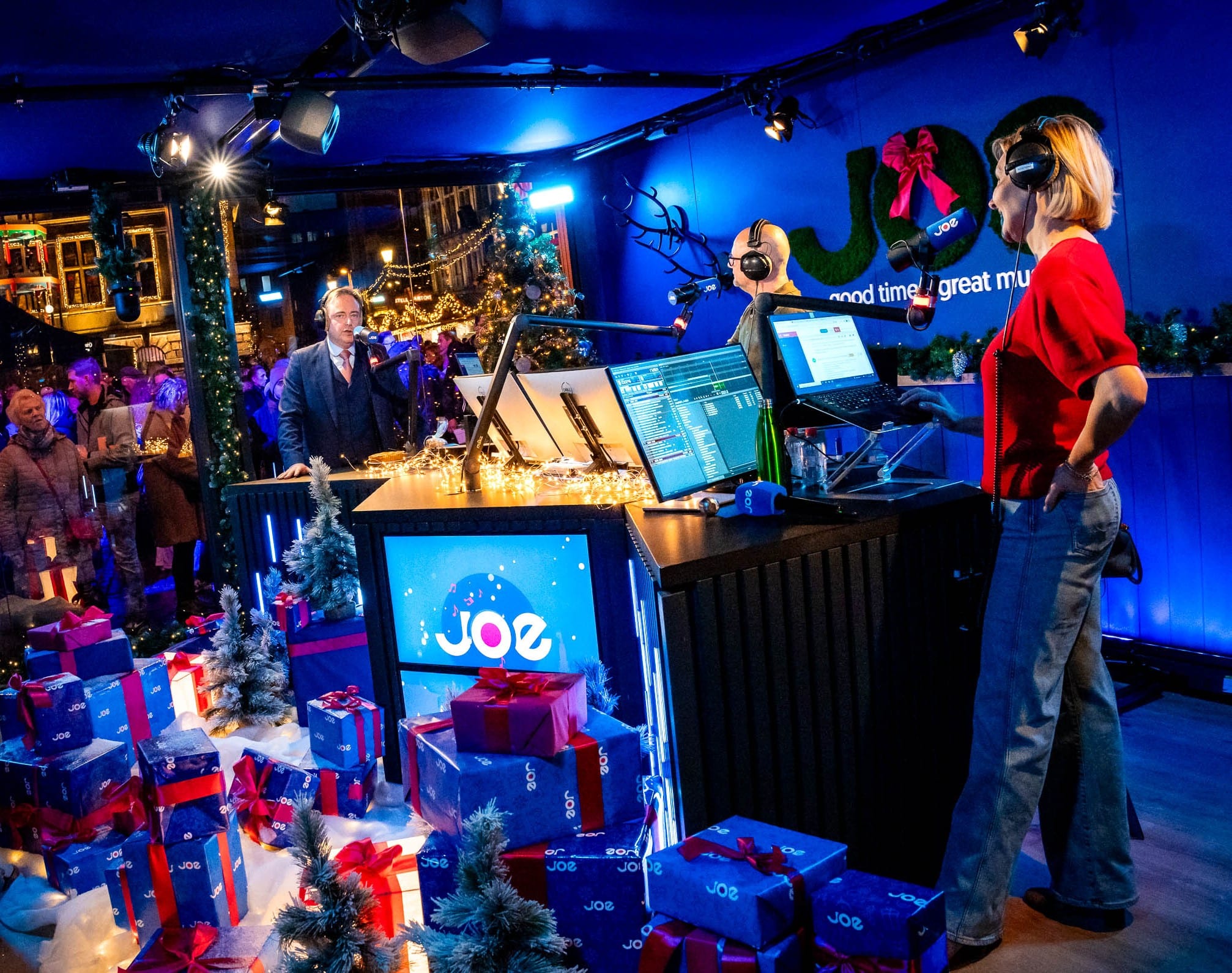 Antwerp's Bart De Wever (left) and JOE presenters Raf Van Brussel and Rani De Coninck kicking off the JOE Christmas season